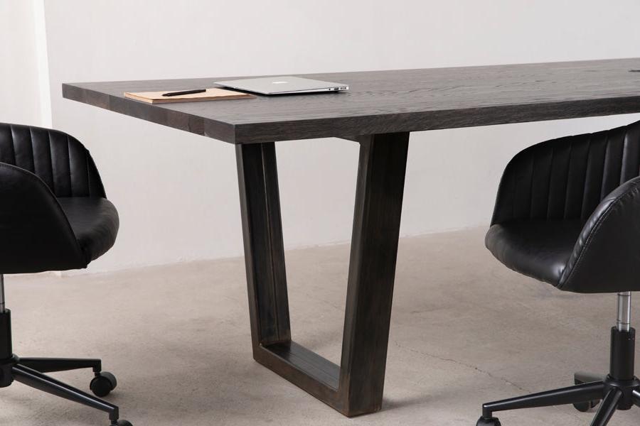 钢制底座的木制会议桌
