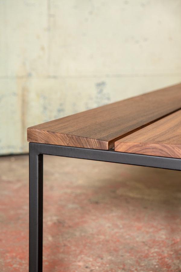 木材和钢铁长凳细节