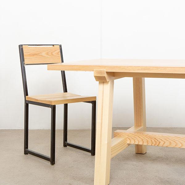 灰餐椅和桌子